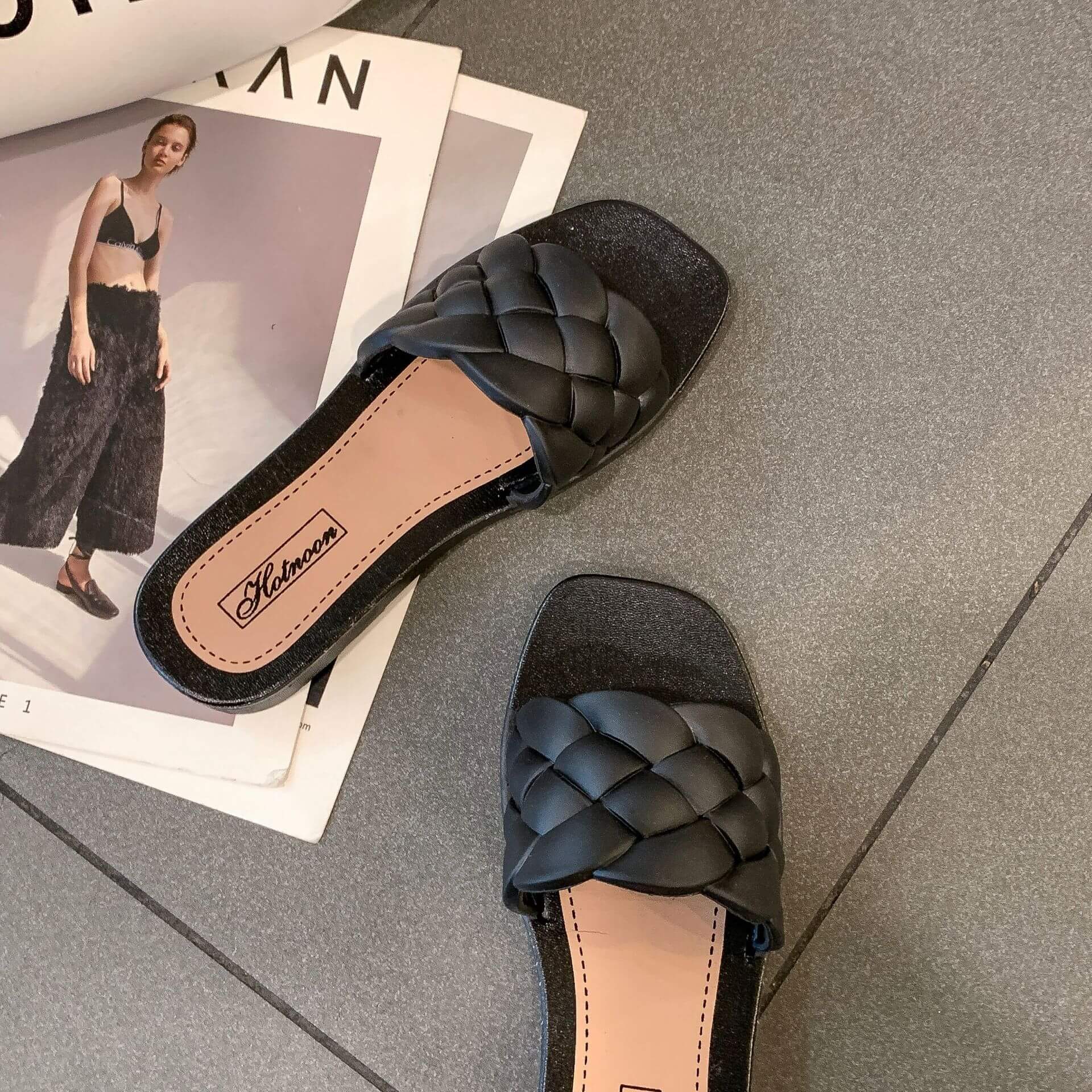 Flat Diamond-Shaped Women's Sandals