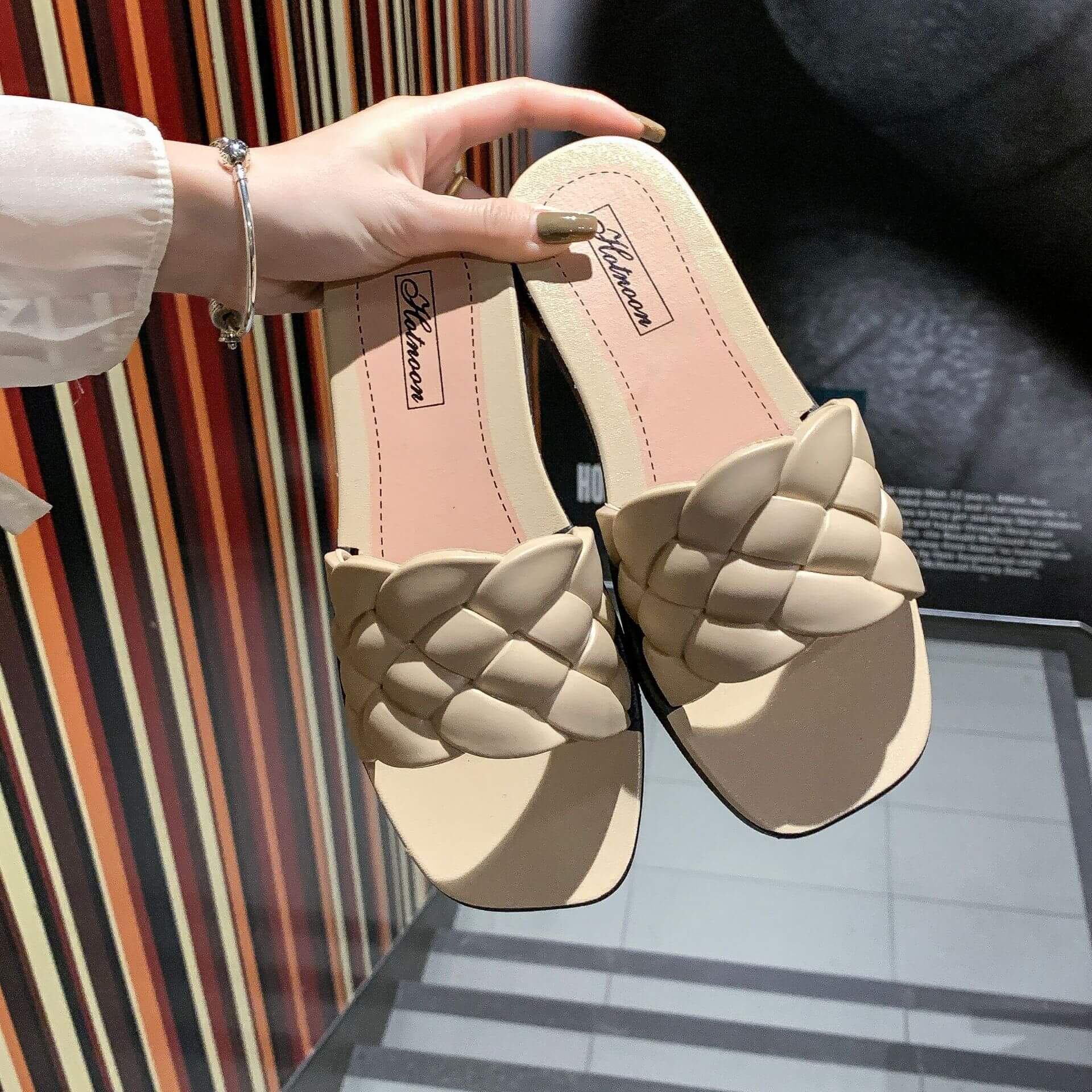 Flat Diamond-Shaped Women's Sandals