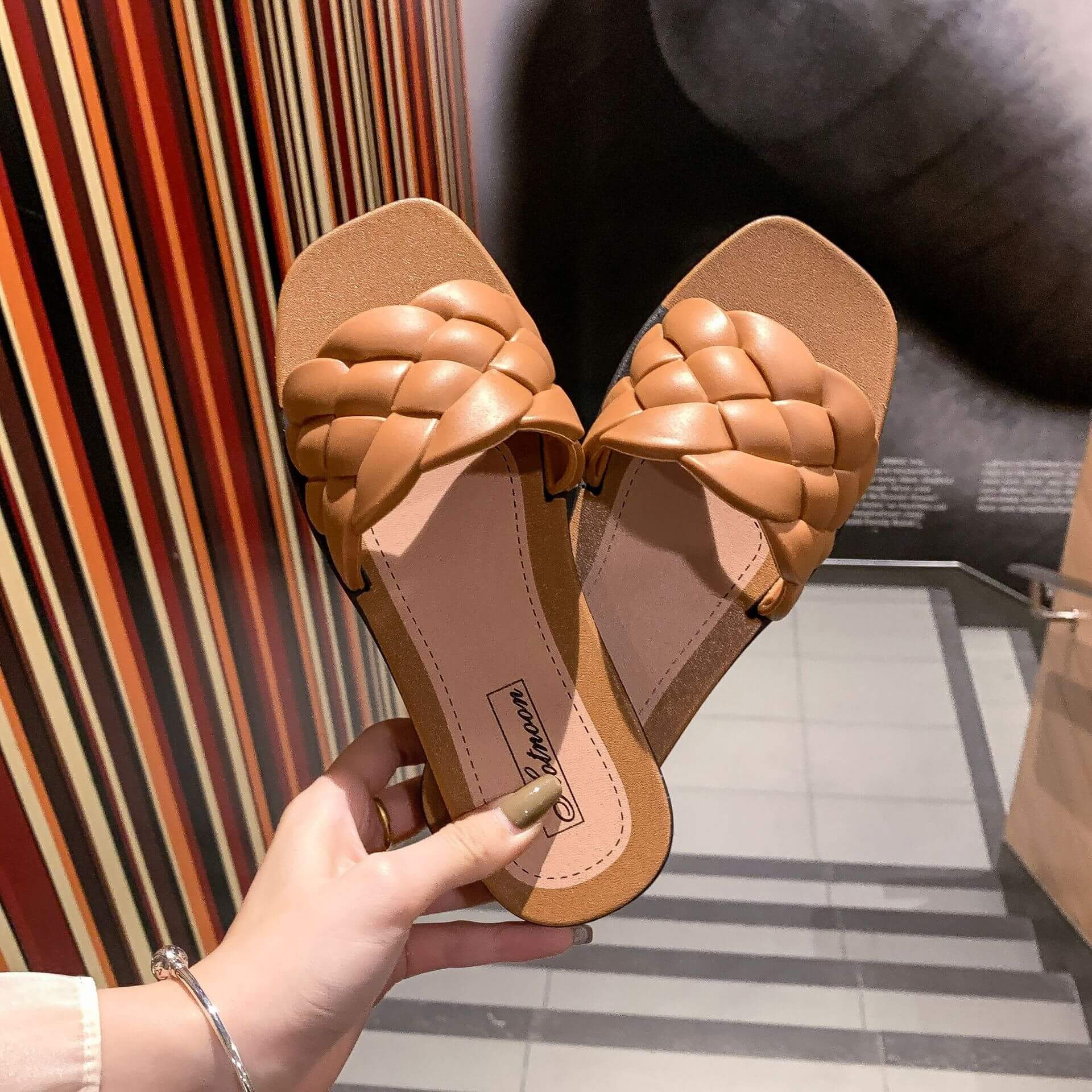 Flat Diamond-Shaped Women's Sandals