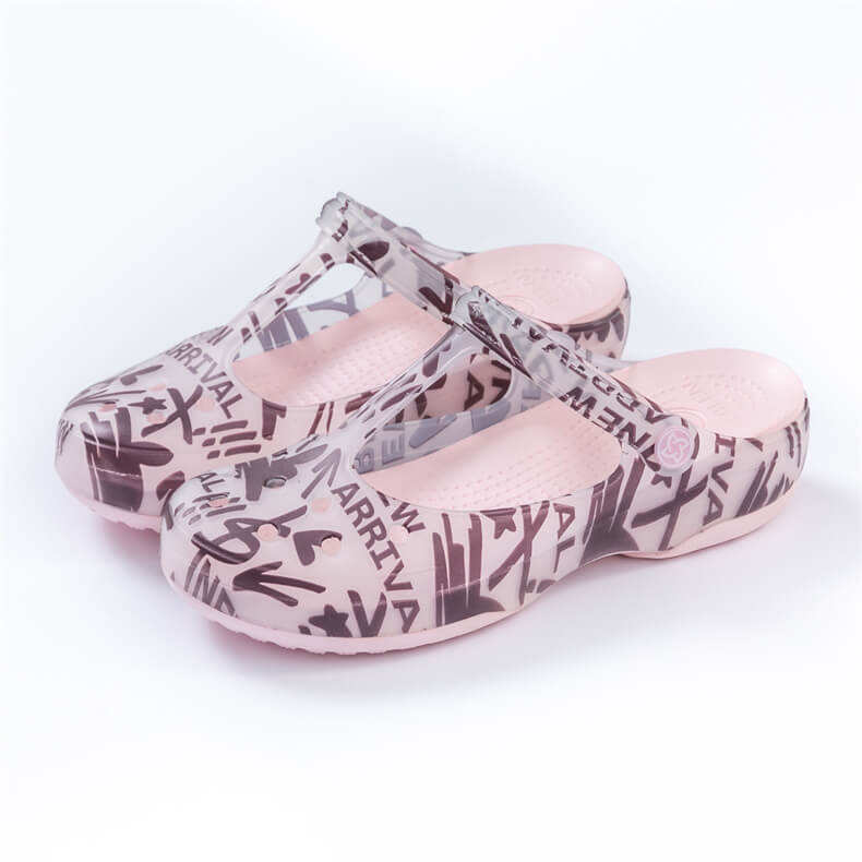 Women‘s Full Coverage Clogs