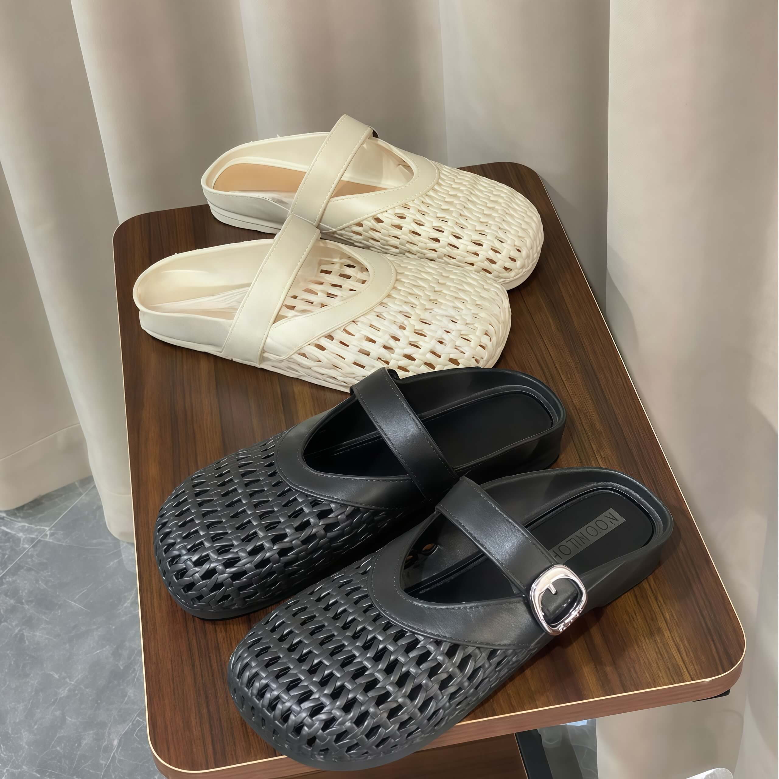 Toe-covering Sandals